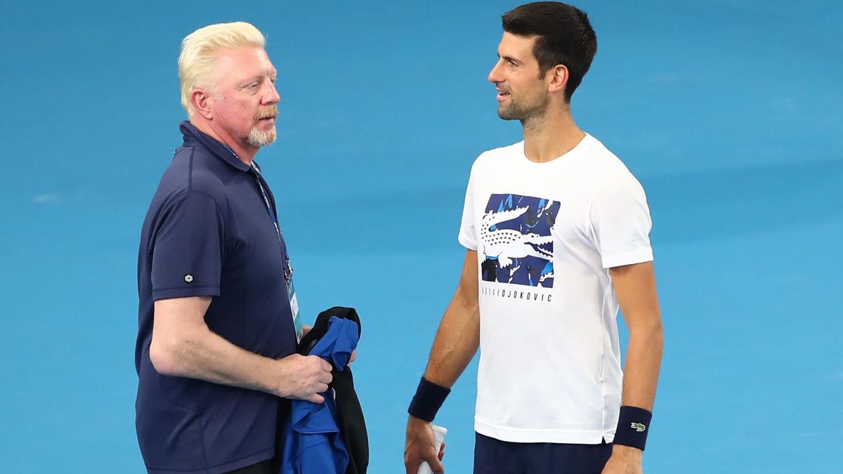 Boris Becker en Novak Djokovic praten tijdens een training.