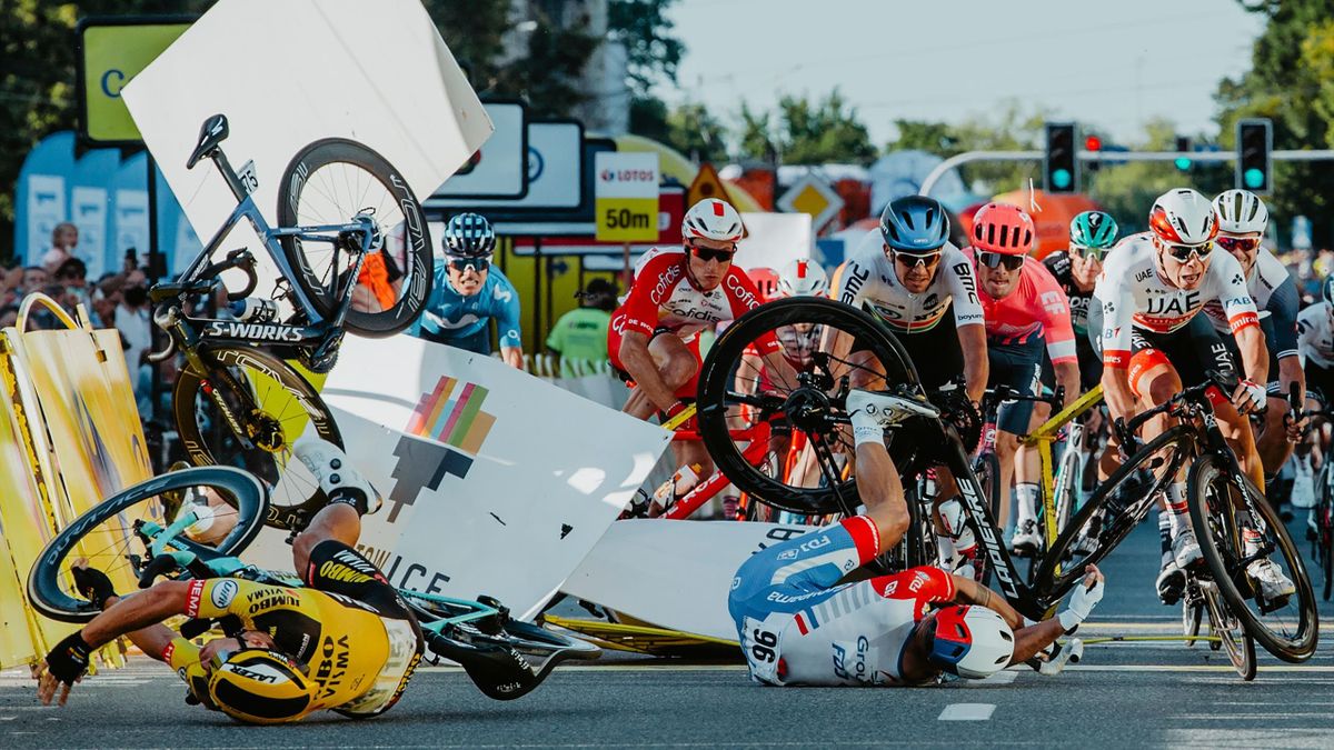 Nederlenderne Fabio Jakobsen og Dylan Groenewegen krasjet på dramatisk vis ved målområdet i den første etappen av Tour de Pologne