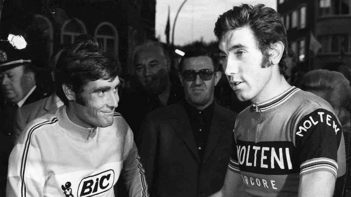 Pour les caméras, poignée de mains entre Luis Ocana et Eddy Merckx. Mais le ressentiment de l'Espagnol restera vif jusqu'à la fin de sa carrière.