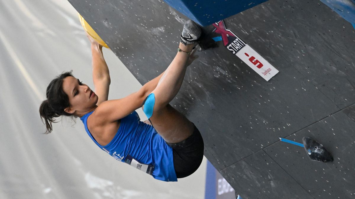 Oriane Bertone (France) grimpe un bloc lors de la finale des Championnats d'Europe de Munich, le 14/08/2022