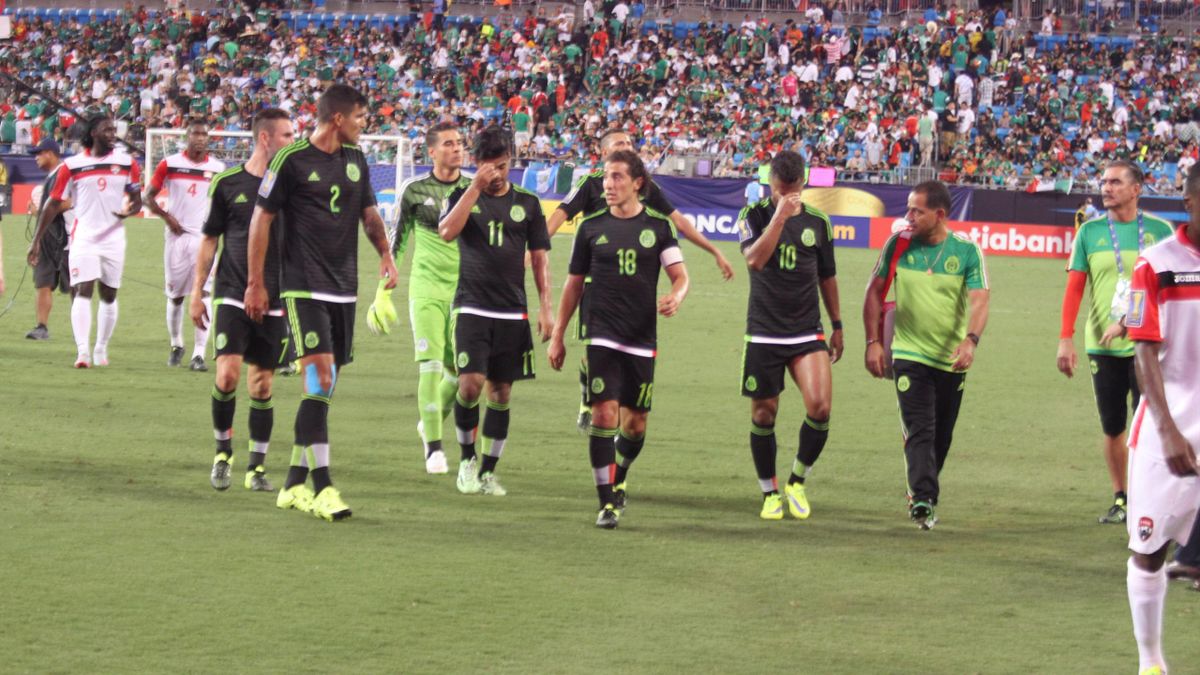 Jugadores de México tras ceder el empate ante Trinidad y Tobago
