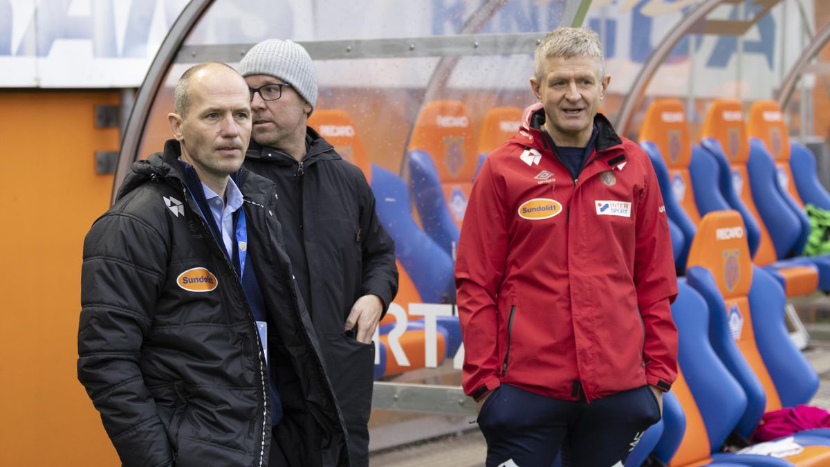 Aalesunds trener Lars Arne Nilsen (th) i samtale med Aalesunds sportslige leder Bjørn Erik Melland (tv) før OBOS-ligakampen i fotball mellom Aalesund og Ull/Kisa på Color Line Stadion.