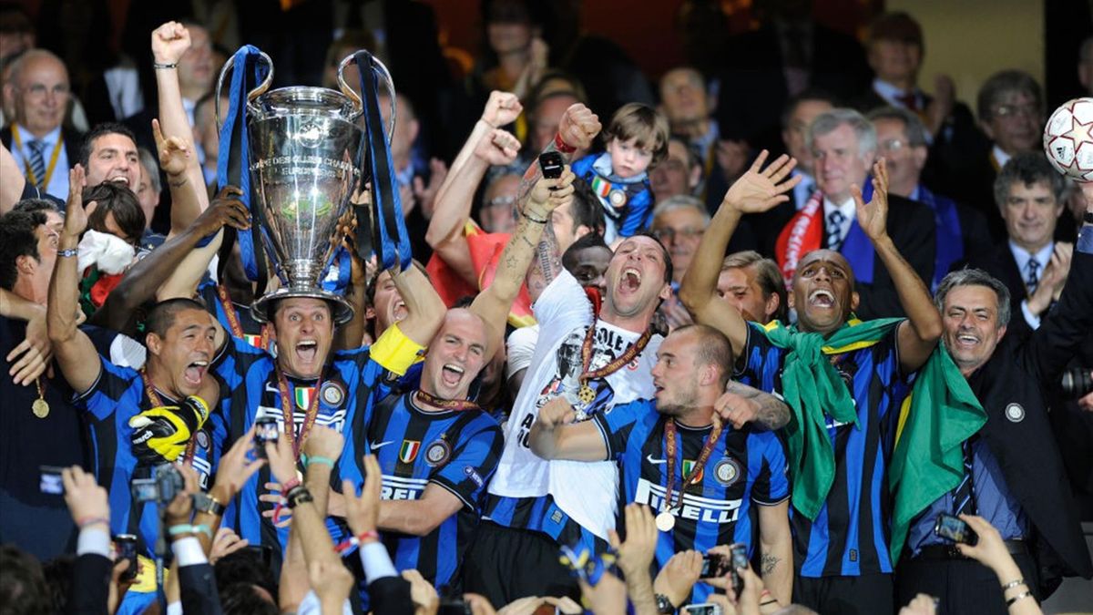 Javier Zanetti alza la Champions League vinta dall'Inter il 22 maggio 2010 a Madrid