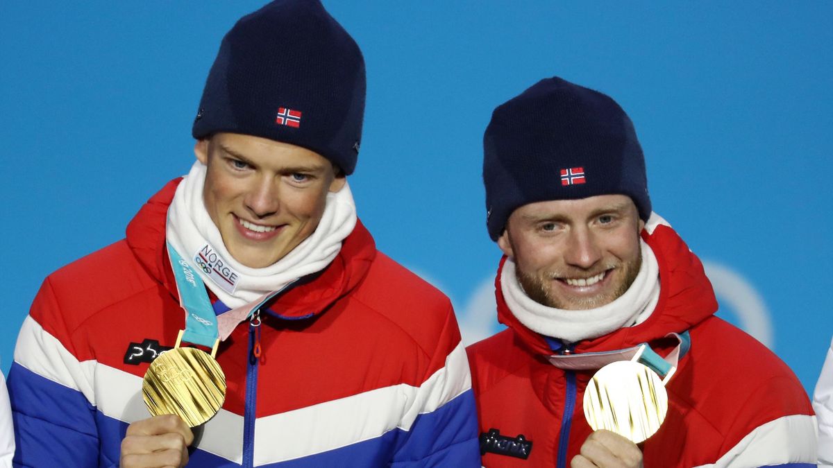 Johannes Klæbo og Martin Johnsrud Sundsby under medaljeseremonien i Pyeongchang 2018