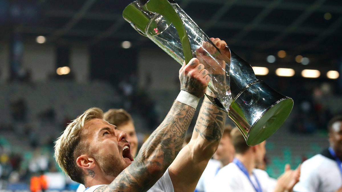 U21 Em Pokal 2021 : U21 Em Oma Will Mit Dankbarem Niklas Dorsch Aus Siegerpokal Trinken Oma Ich Liebe Dich Eurosport