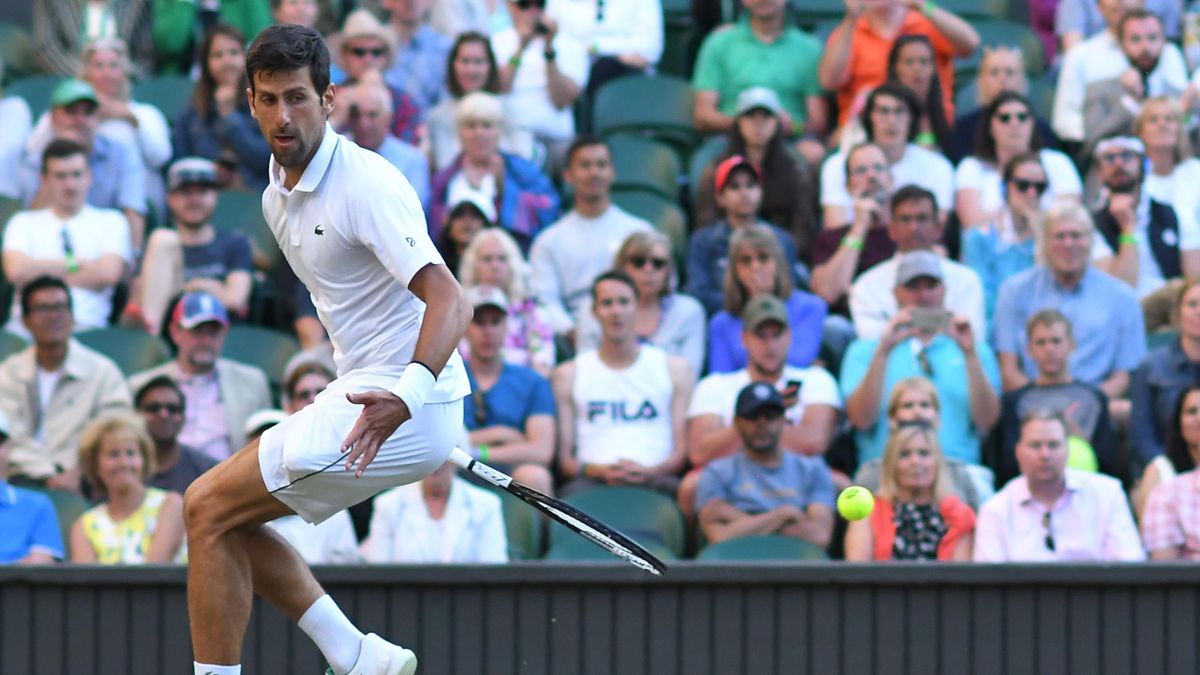 Novak Djokovic versucht den Tweener