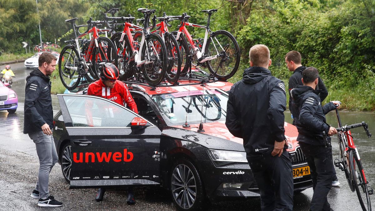 Team Sunweb rider Netherlands' Tom Dumoulin (2nd L) enters a car after abandoning the race during stage five of the 102nd Giro d'Italia
