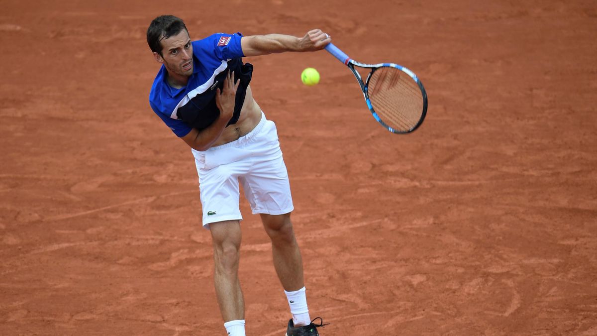 Spain's Albert Ramos-Vinolas serves the ball to Canada's Milos Raonic during his men's fourth round match at the Roland Garros 2016 French Tennis Open in Paris on May 29, 2016.
