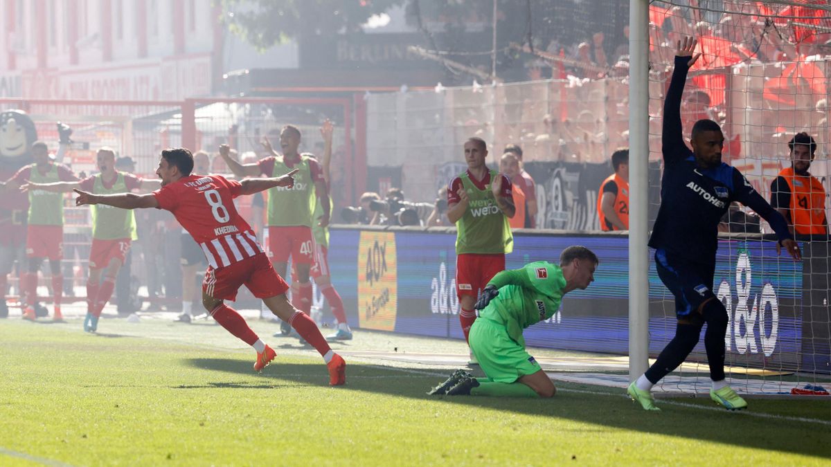 Rani Khedira (l.) jubelt über das 3:0 von Robin Knoche (nicht im Bild) - Union Berlin vs. Hertha BSC
