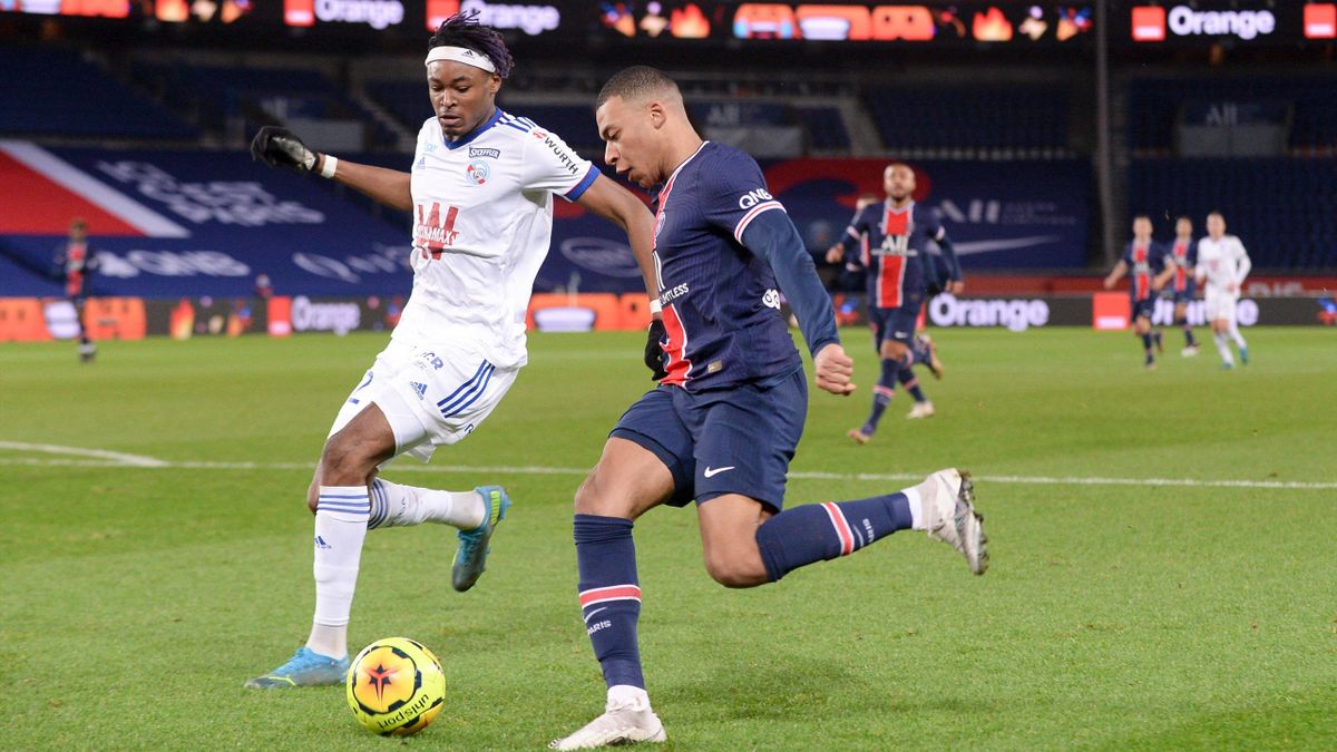Strasburgs Mohamed Simakan (links) im Duell im PSG-Superstar Kylian Mbappé