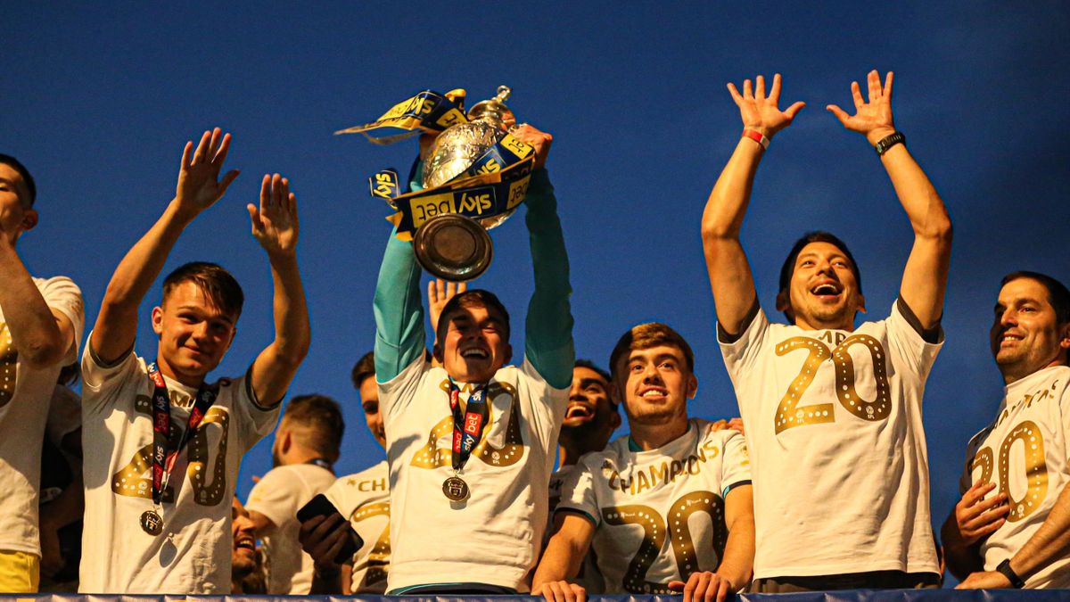 Leeds Defend Open Top Bus Parade Despite Coronavirus Social Distancing Guidelines Eurosport
