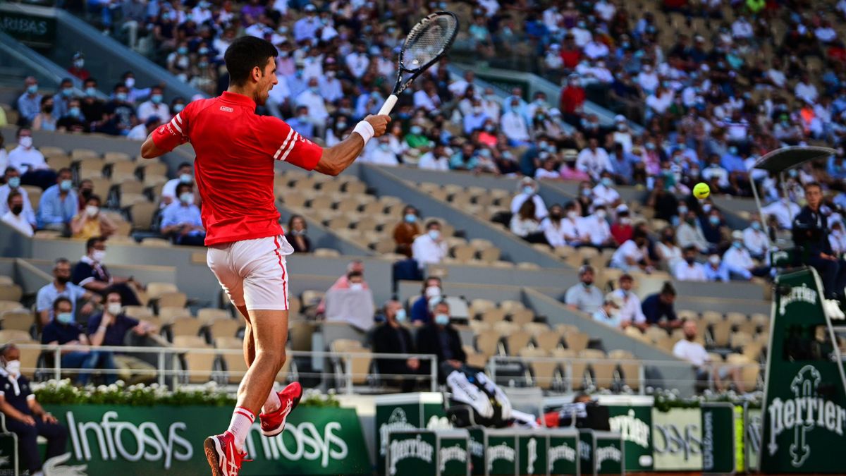 Novak Djokovic aérien sur ce coup droit, face à Rafael Nadal, en demi-finale de Roland-Garros 2021