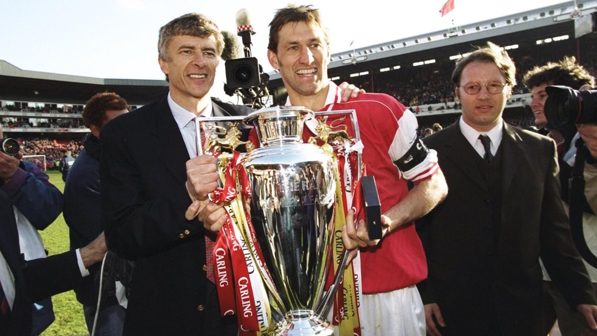 Trainer Arsène Wenger und Kapitän Tony Adams bejubeln Arsenals Titel 1998