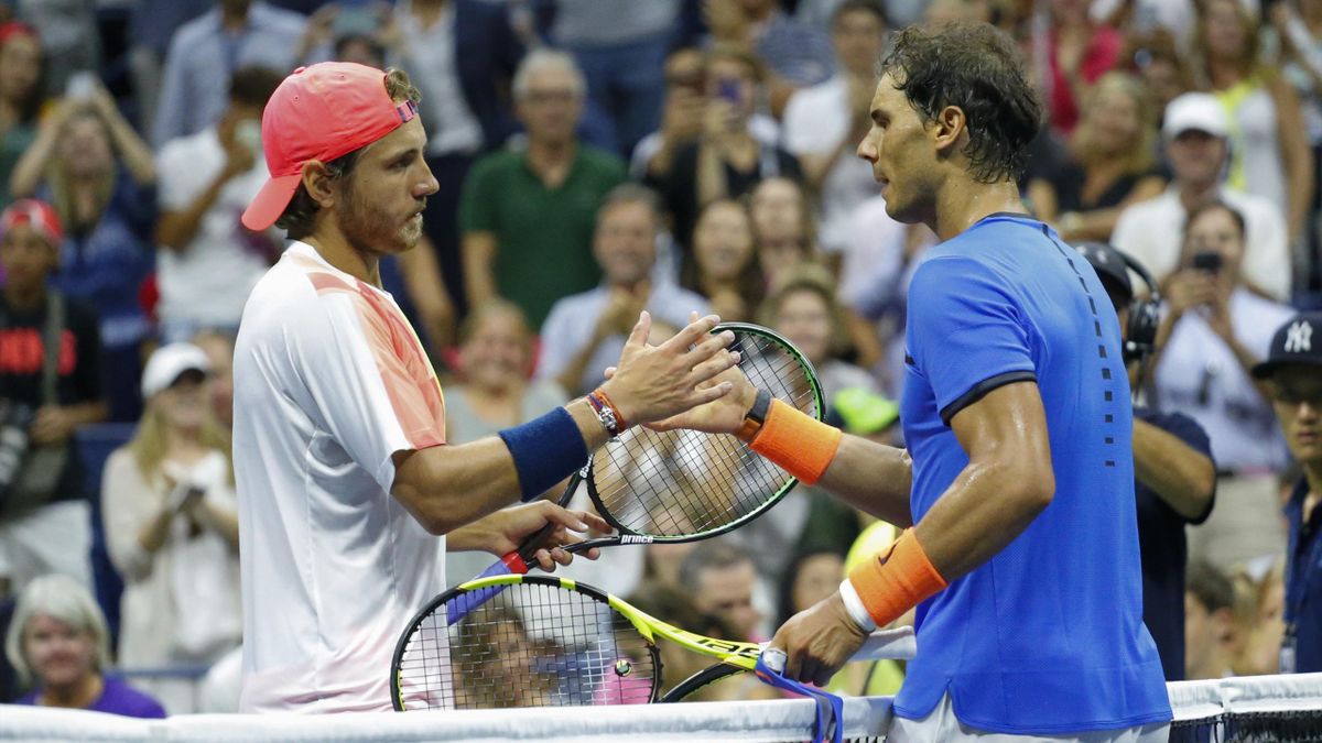 Lucas Pouille serre la main de Rafael Nadal après sa victoire en cinq manches en huitième de finale de l'US Open 2016