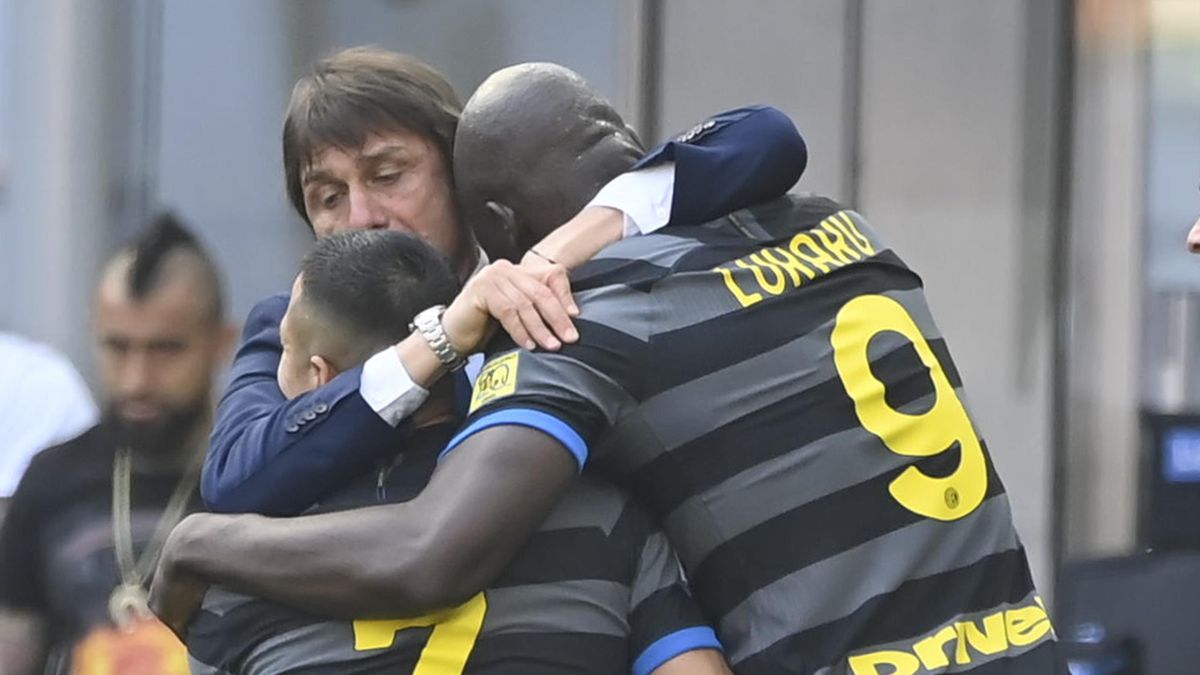 Antonio Conte abbraccia Sanchez e Lukaku dopo il gol di Darmian al Verona