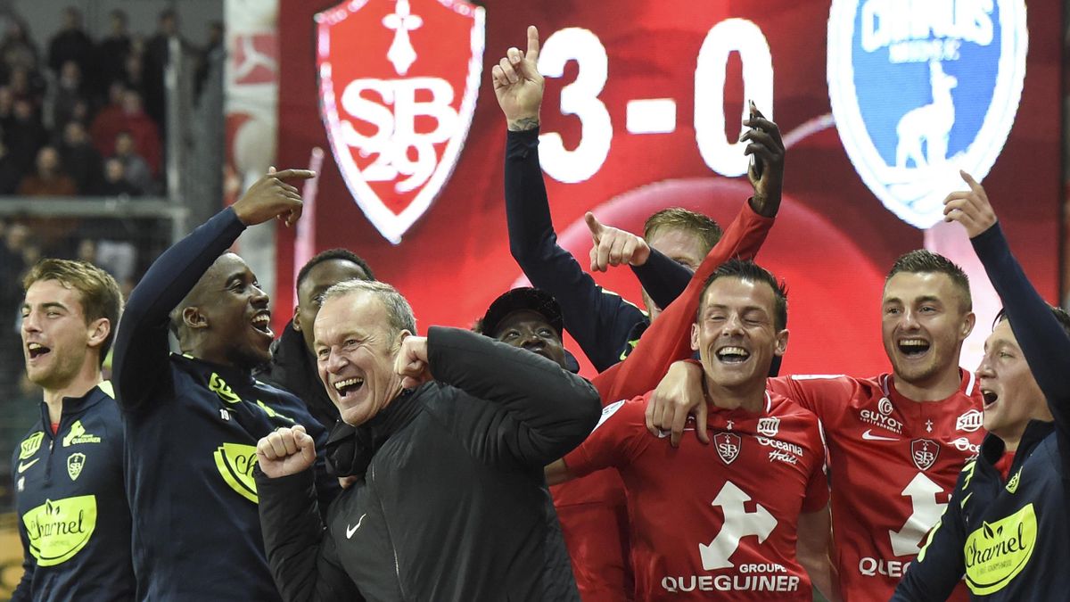Jean-Marc Furlan et les joueurs de Brest fêtent la montée en Ligue 1