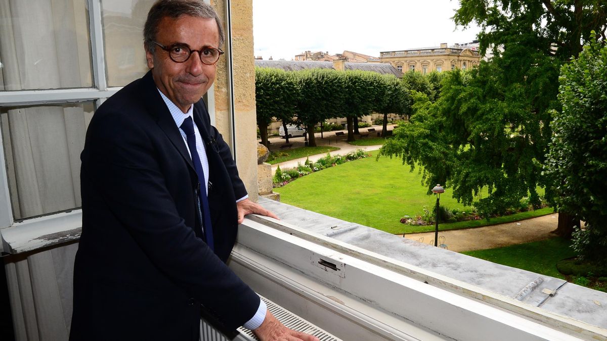 Pierre Hurmic, le nouveau maire de Bordeaux, s'implique dans le quotidien des Girondins.