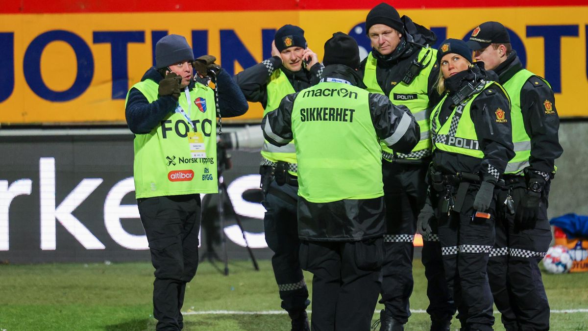 NTBs fotograf Trond Teigen (t.v) i samtale med politiet på Sandefjord Stadion etter å ha blitt urinert og spyttet på av en Brannsupporter under kampen.