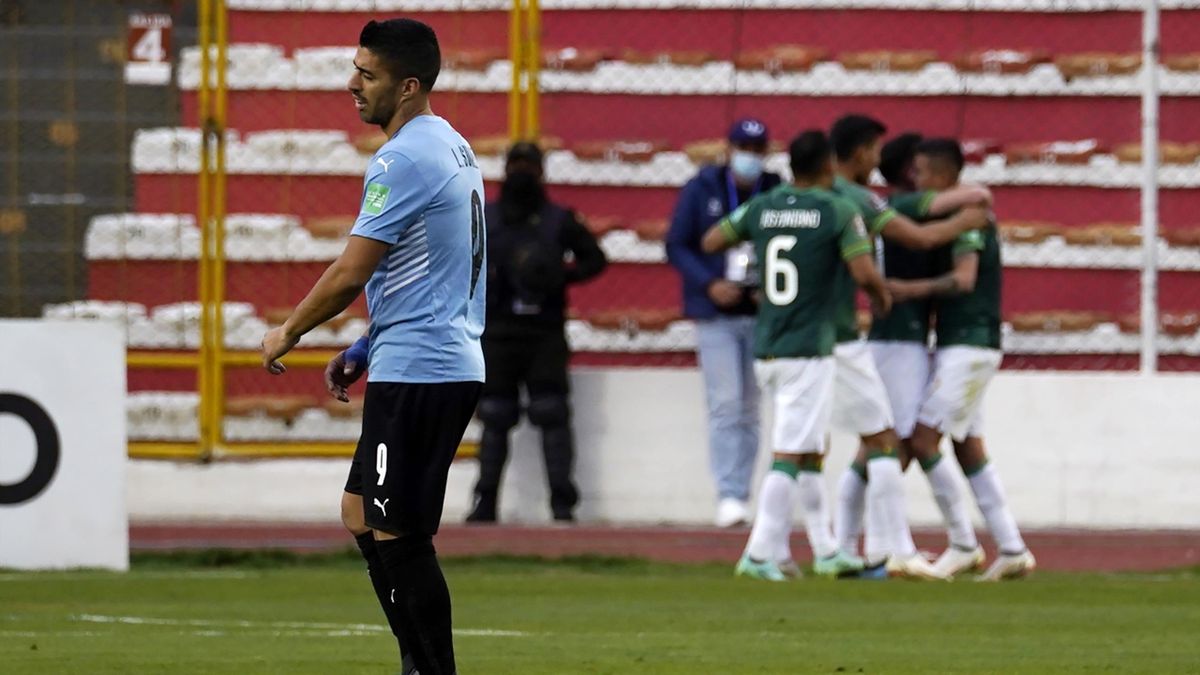 Luis Suárez se lamenta por uno de los goles encajados de Uruguay ante Bolivia
