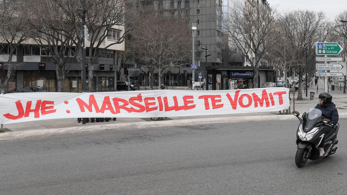 Une banderole anti-Eyraud déployée dans Marseille.