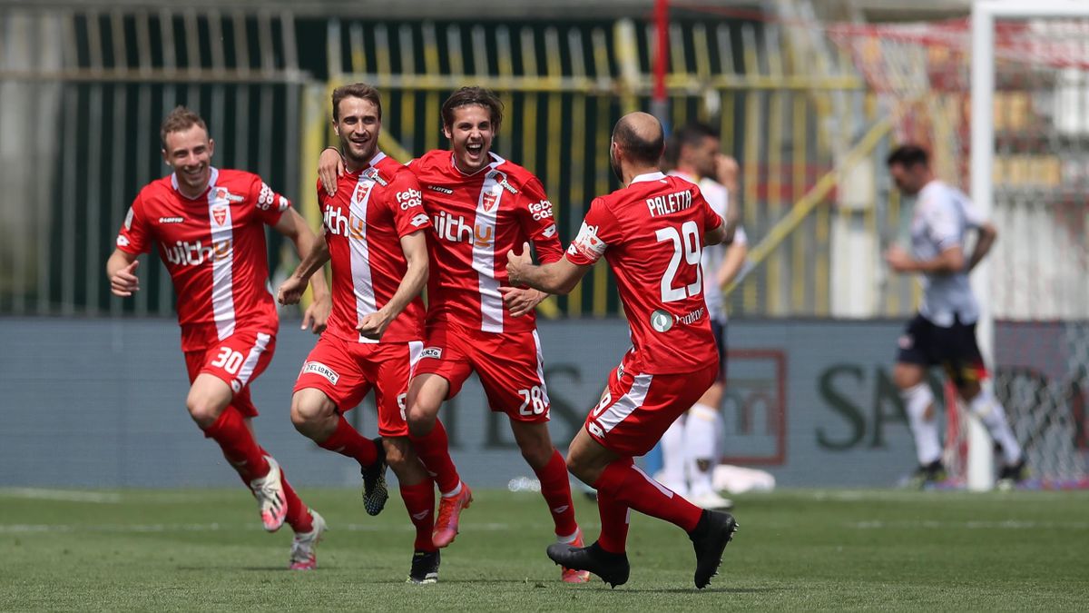 Monza-Lecce, Serie B 2020-2021: l'esultanza del Monza dopo il gol su calcio di punizione di Andrea Barberis (numero 8) (Getty Images)