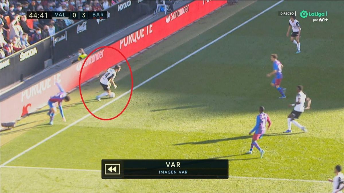 | La polémica: El VAR anuló dos goles al Valencia y validó del Barça - Eurosport