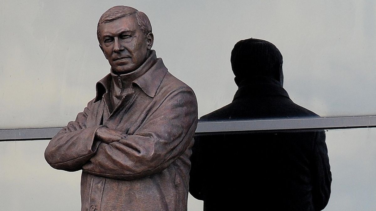 United unveil Ferguson statue - Eurosport