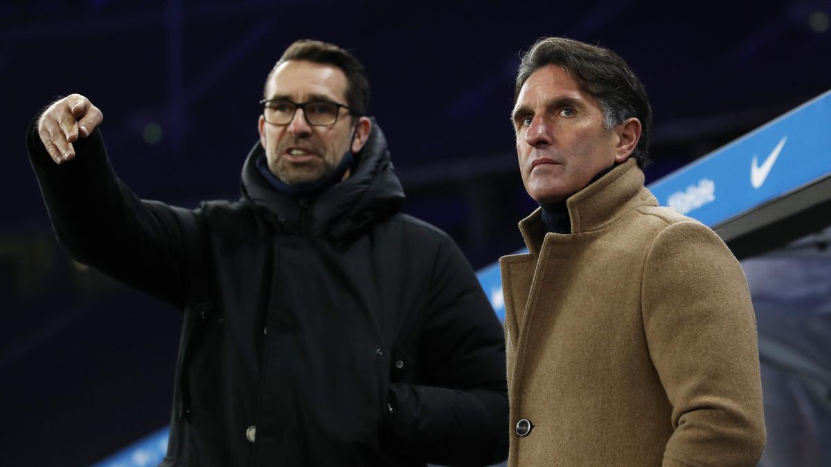Hertha-Manager Michael Preetz (links) im Gespräch mit Trainer Bruno Labbadia
