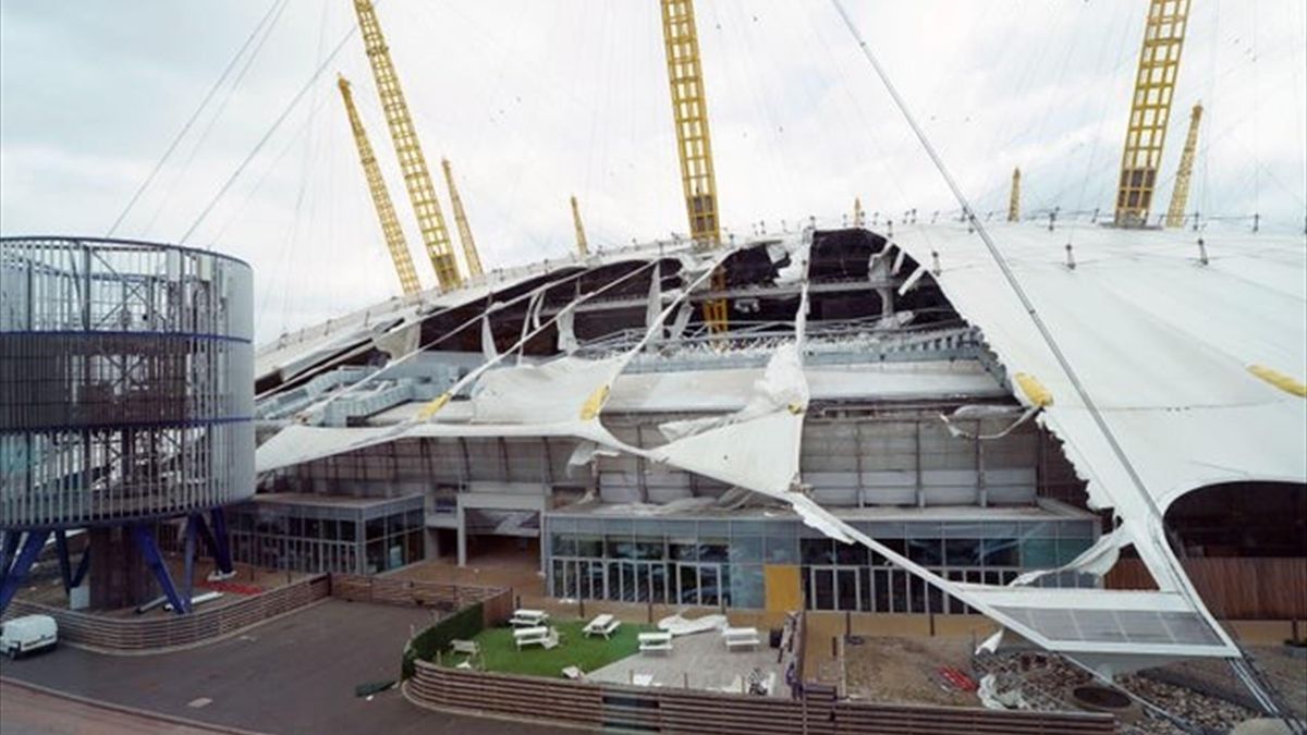 stall Honorable Ape Arena O2 din Londra, distrusă de furtuna Eunice! Imagini dramatice din  Marea Britanie - Eurosport
