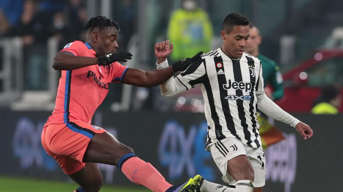 Duvan Zapata e Alex Sandro durante Juventus-Atalanta - Serie A 2021-22