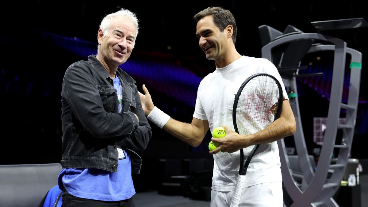 Roger Federer praat John McEnroe tijdens een trainigsessie.