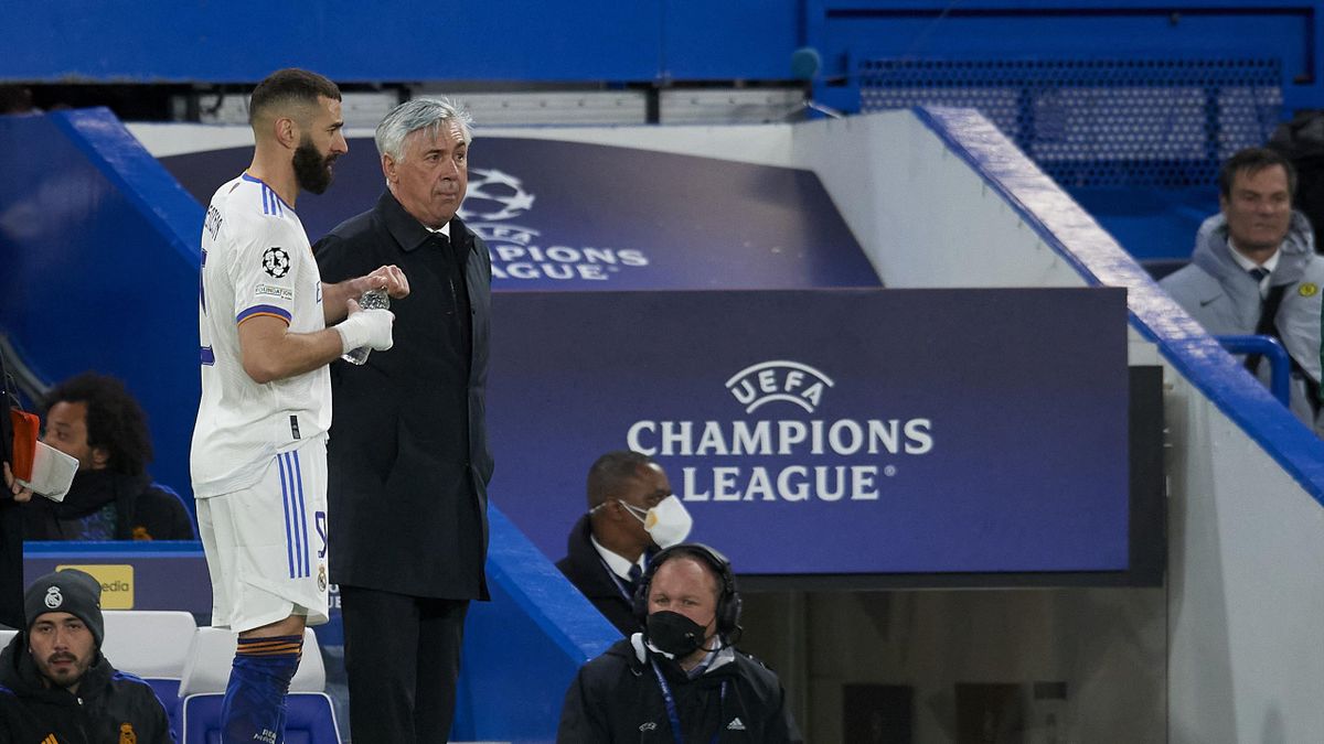 Carlo Ancelotti head coach of Real Madrid gives instructions to Karim Benzema during the UEFA Champions League Quarter Final Leg One match between Chelsea FC and Real Madrid at Stamford Bridge on April 6, 2022 in London, United Kingdom.