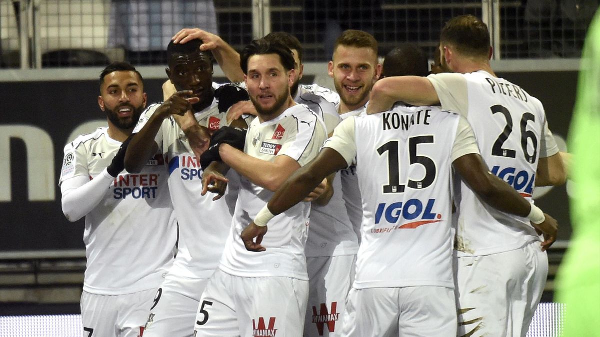 Sehrou Guirassy félicité pour son but pour Amiens contre Nice en Ligue 1 le 23 février 2019