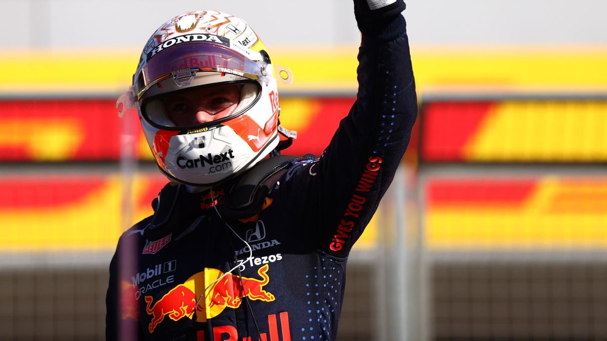 Max Verstappen saluta il pubblico dopo la vittoria nella Sprint Qualifying, Getty Images