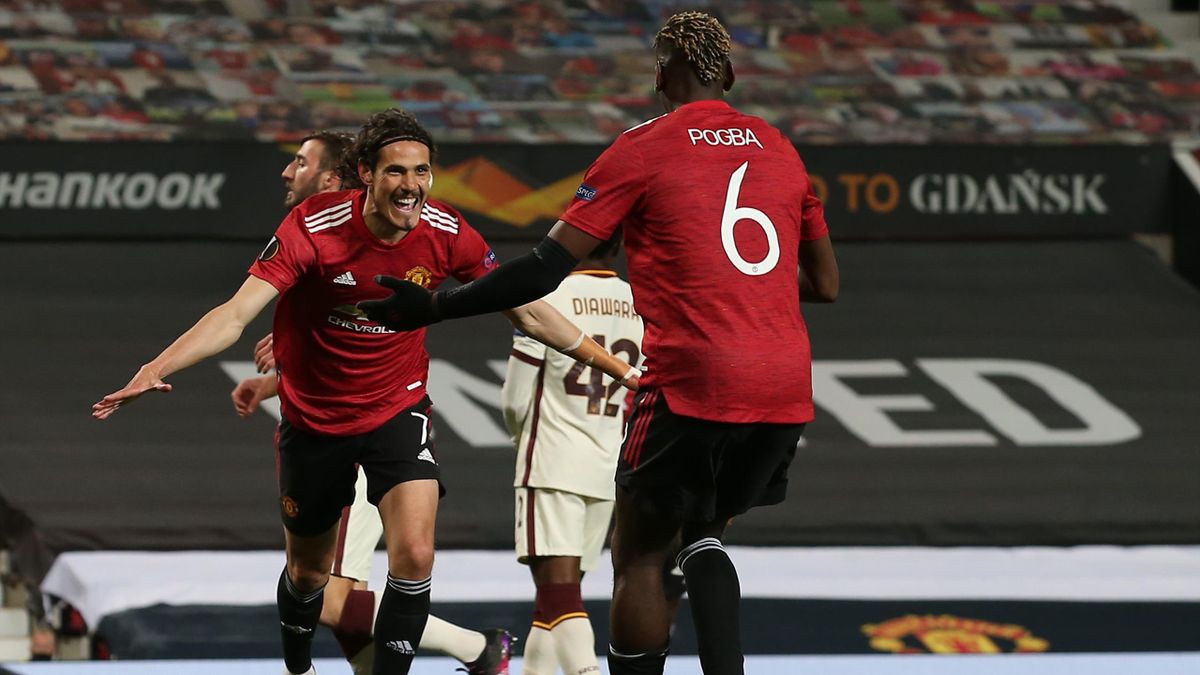 Edinson Cavani fête son but avec Paul Pogba lors du match opposant Manchester United à la Roma, le 29 avril 2021, en demi-finale aller de Ligue Europa