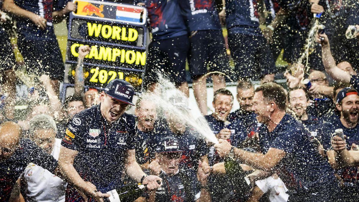 Max Verstappen ünnepli világbajnoki címét Abu Dhabiban 2021. december 12-én