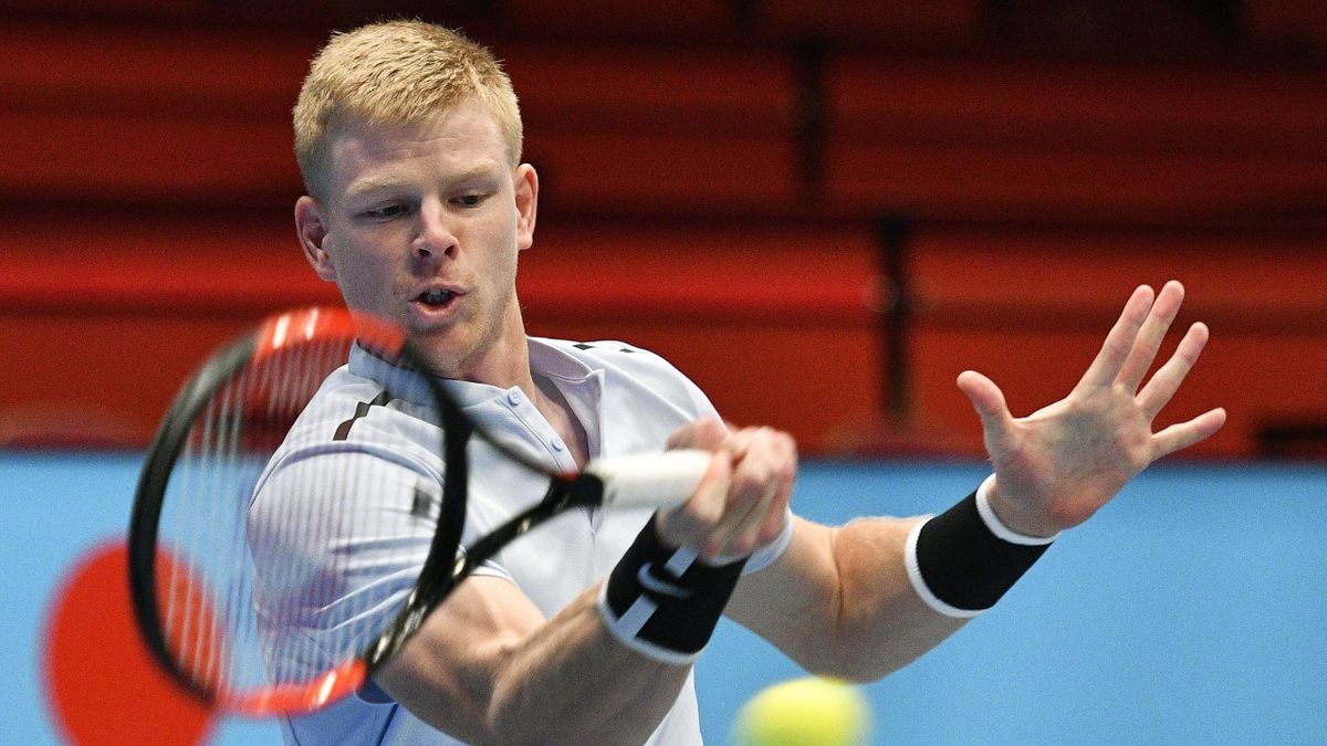 Great Britain's Kyle Edmund returns the ball to Spain's David Ferrer during their men's singles tennis match at the ATP tennis tournament in Vienna on October 24, 2017.