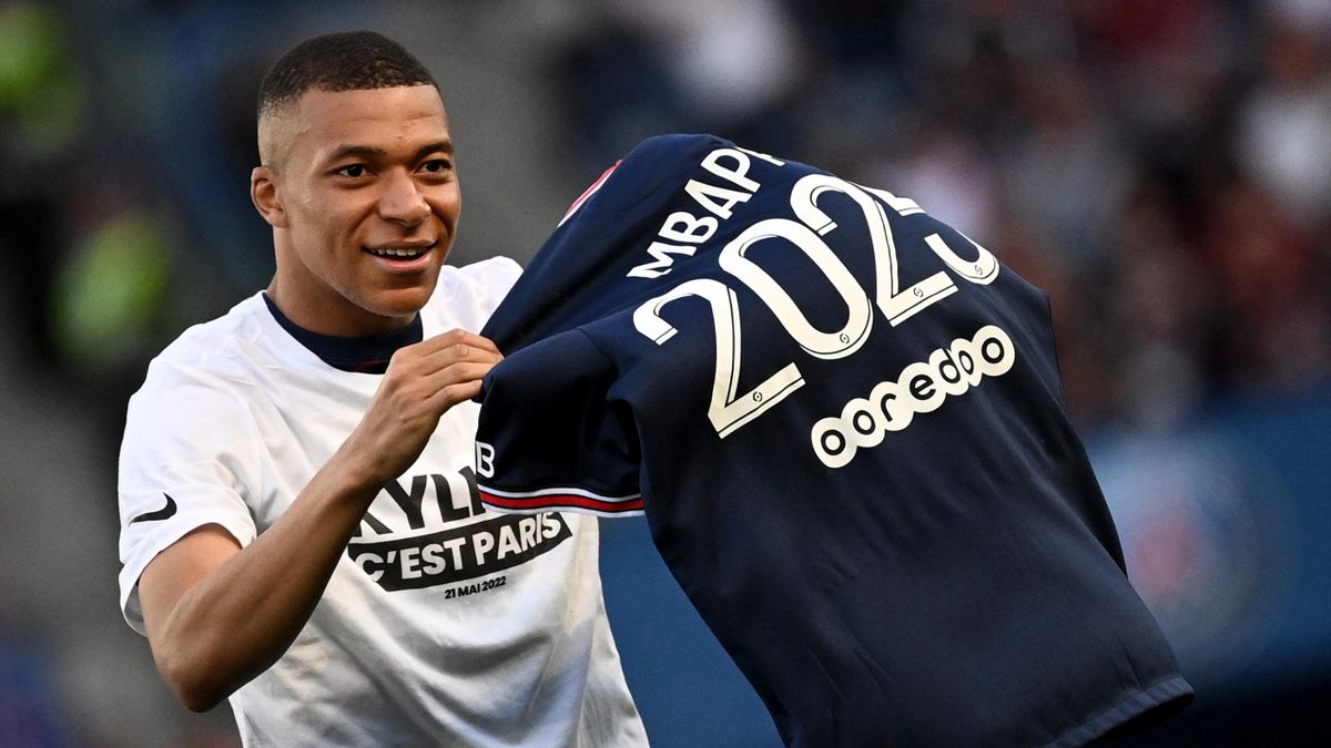 Paris Saint-Germain's French forward Kylian Mbappe salutes supporters after the announcement he staying at PSG until 2025 before the French L1 football match between Paris Saint-Germain (PSG) and Metz at the Parc des Princes stadium in Paris on May 21, 20
