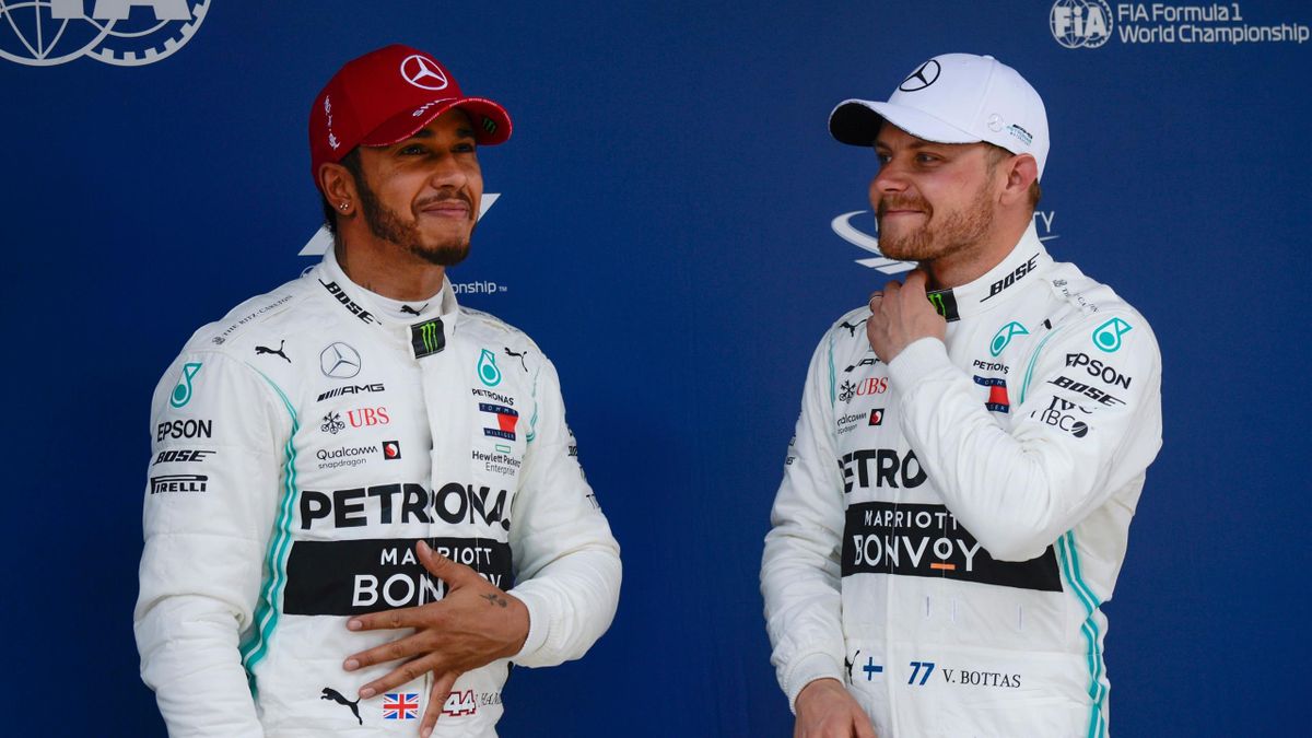 Piloții Mercedes, Valtteri Bottas și  Lewis Hamiltonvor pleca de pe prima linie a grilei de start a cursei de la Silverstone