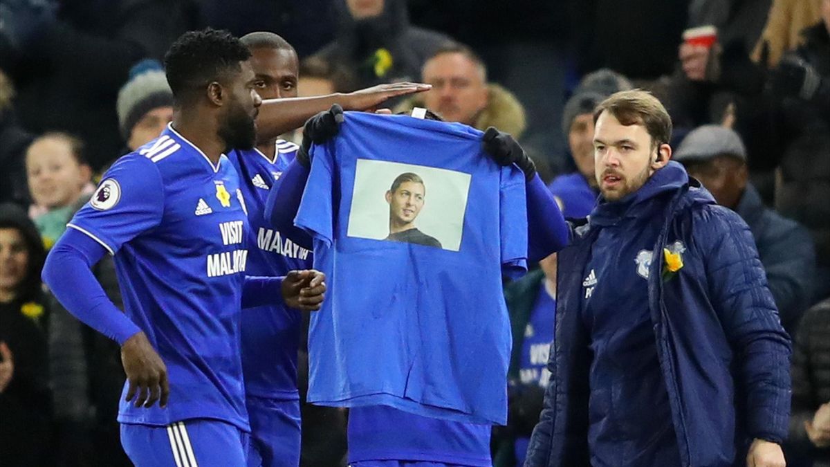 Football News Cardiff Honour Missing Emiliano Sala With T Shirt Penalty Celebration Eurosport