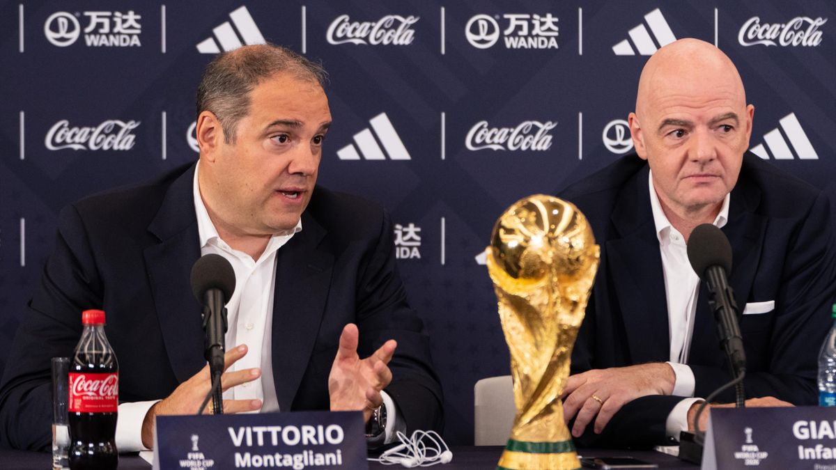 Gianni Infantino samen met CONCACAF-president Victor Montagliani tijdens de presentatie van de WK-steden in 2026.