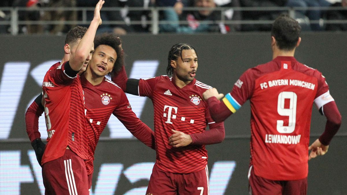 Leroy Sané (2.v.l.) jubelt über das 1:0 - Eintracht Frankfurt vs. FC Bayern München
