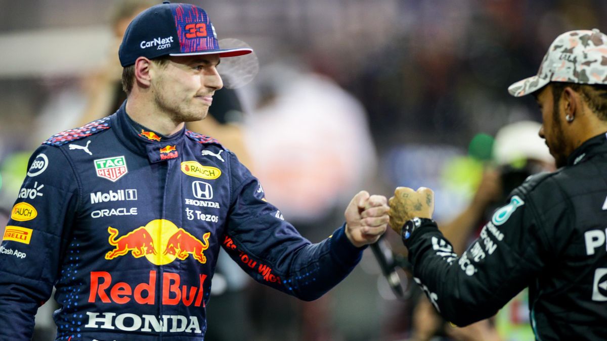 Max Verstappen scambia il pugno con Lewis Hamilton dopo le qualifiche del GP di Abu Dhabi