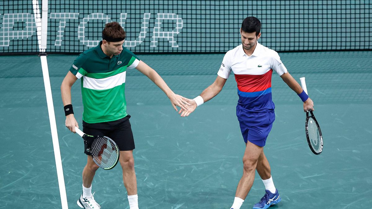 Filip Krajinovic (links) und Novak Djokovic feiern Erfolg im Doppel