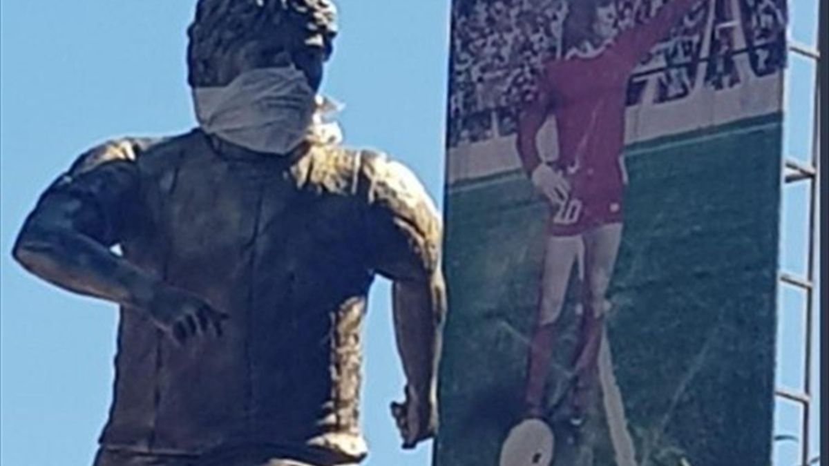 Coronavirus Anche La Statua Di Maradona Si Mette La Mascherina Eurosport