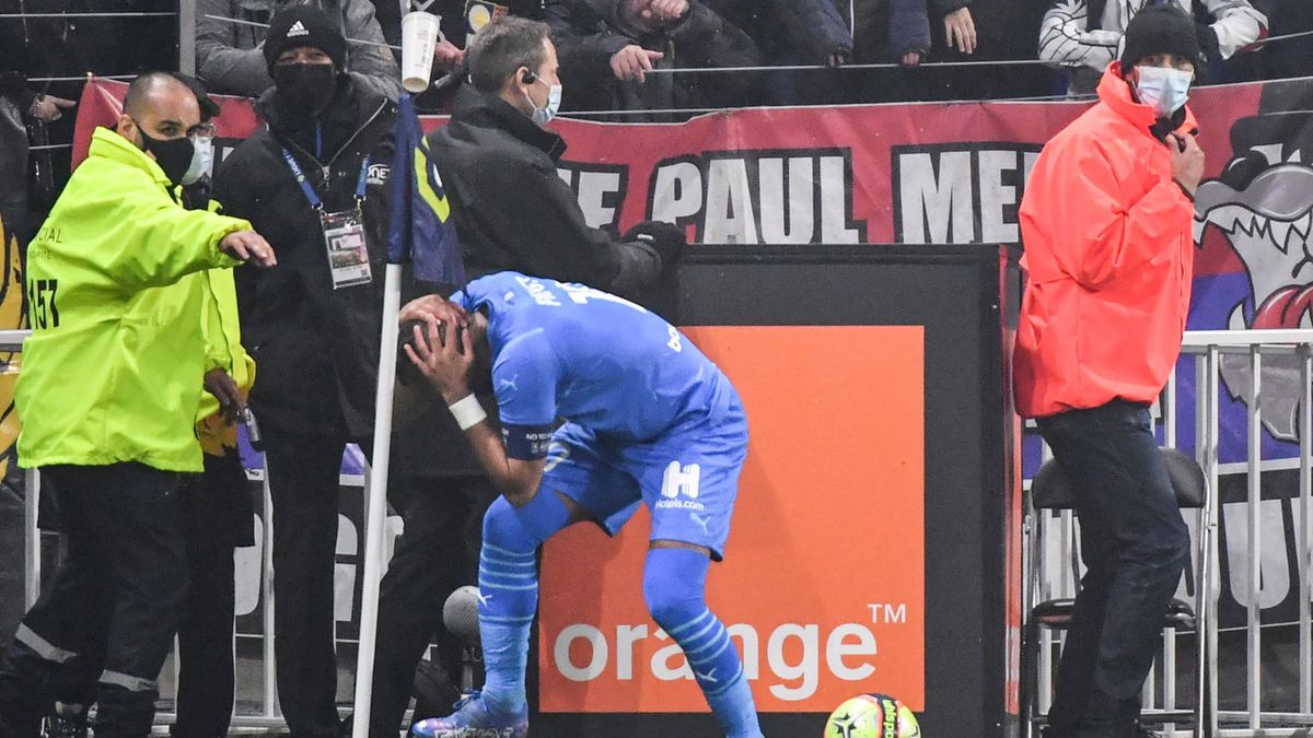 Dimitri Payet touché par un jet de bouteille lors de Lyon - Marseille en Ligue 1