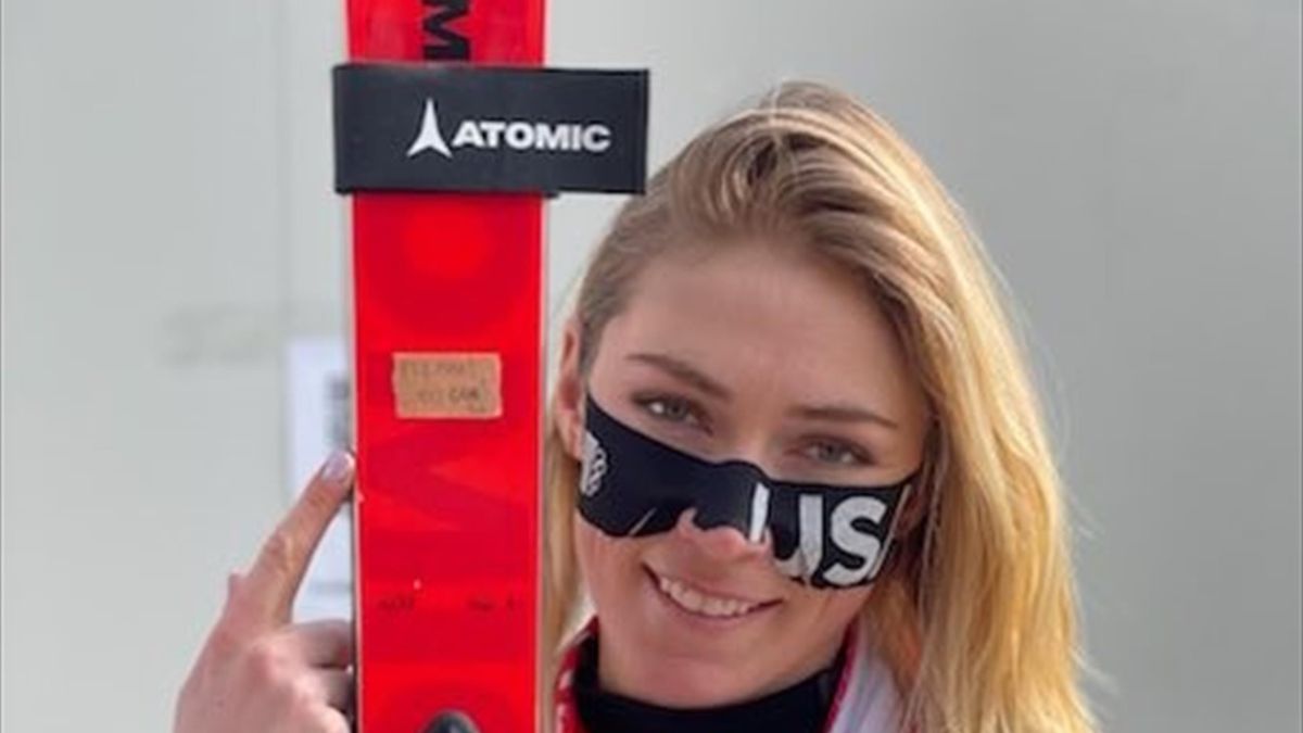 Mikaela Shiffrin poseert met de ski's van Sofia Goggia