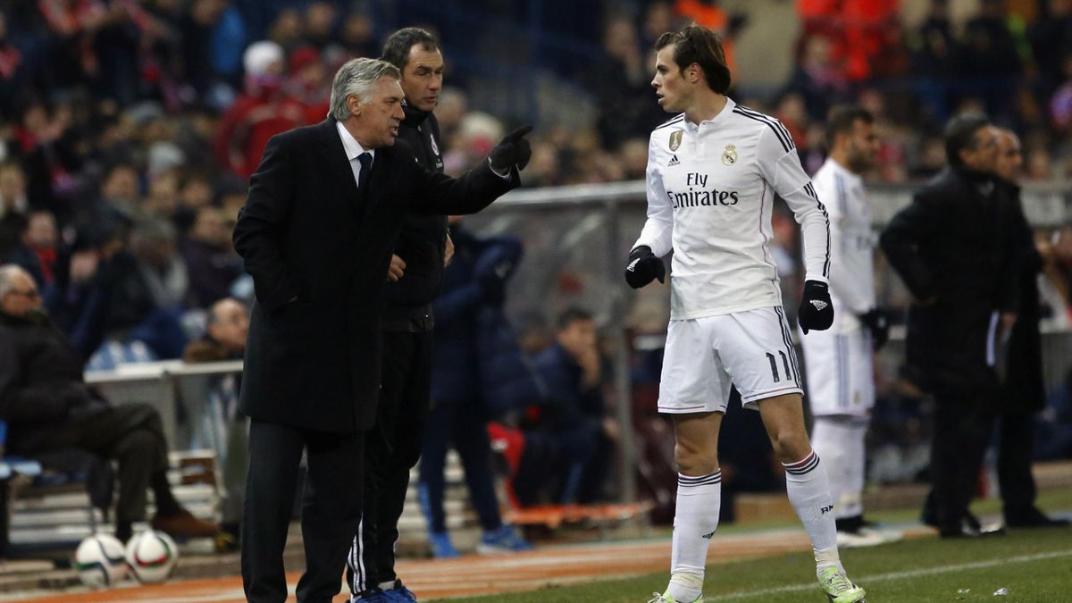 Real Madrid's coach Carlo Ancelotti (L) talks to player Gareth Bale