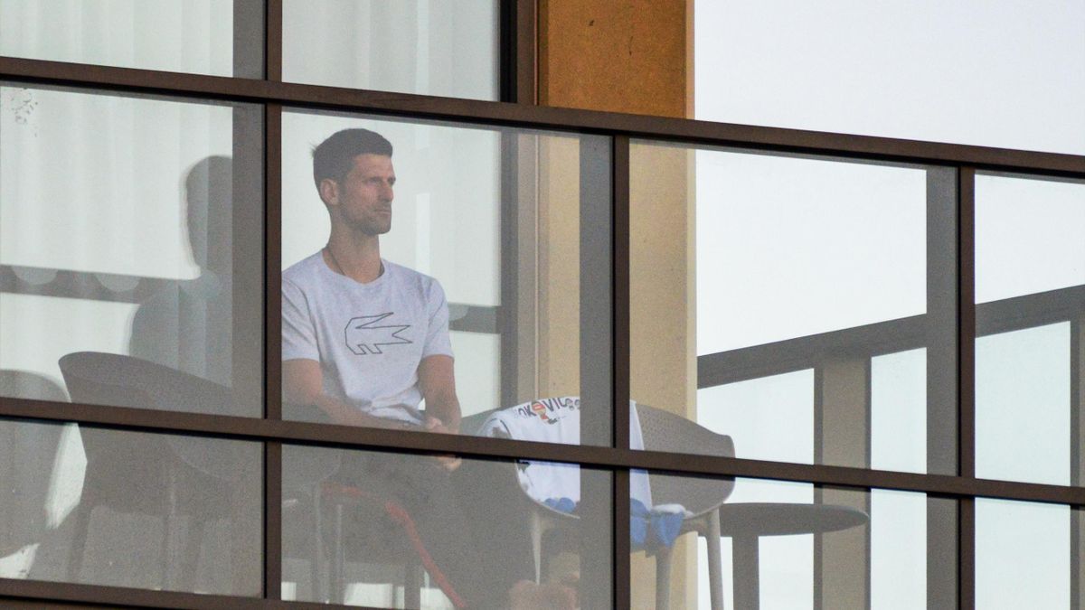 Novak Djokovic sur le balcon de son hôtel à Adélaïde en 2021 où il est en quarantaine avant l'Open d'Australie