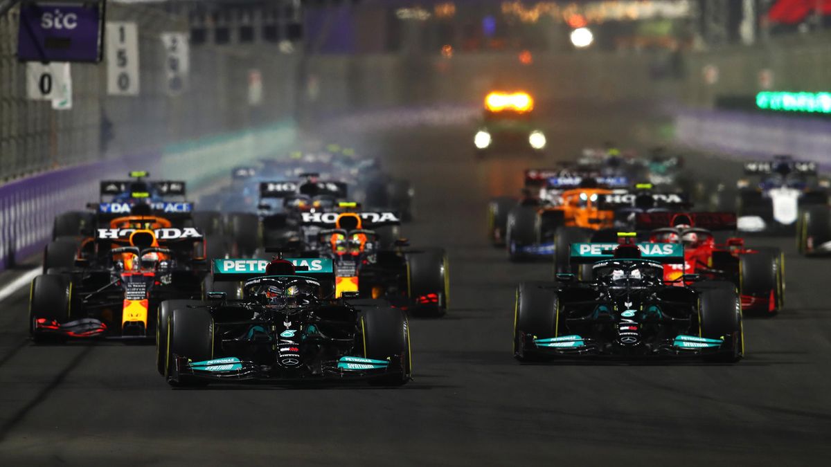 La partenza del GP di Jeddah 2021 con Hamilton davanti al compagno di squadra Bottas e Verstappen